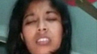 Kekasih Desi dengan chut ketat berusaha menunggangi kontol keras pacarnya