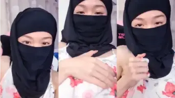 Ukhtie Menggoda dengan Daster Putih Tipis yang Membentuk Lekuk Tubuh