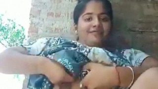 Wanita desa lokal memamerkan payudara besar dan kemaluan berbulu