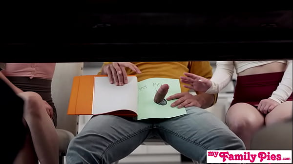 Duduklah dengan kontol kecilmu dan tunggu sampai kami selesai makan hidangan penutup, Ibu Tiri