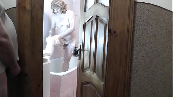 Putri tiriku mandi, ayah tiriku mengintip, meremas batang dan memancurkan sperma di bawah pintu kamar mandi.