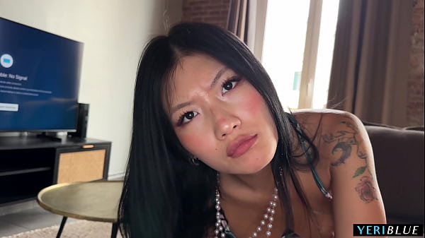 Dia Menangkap Adik Tirinya dari China Mengirim Foto Telanjang!