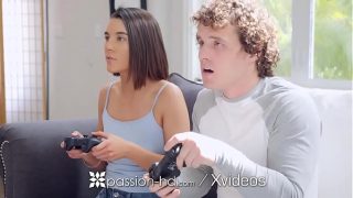 Kakak Tiri Tergila-Gila pada Kontol Besar! Bonding Intim Saat Main Game