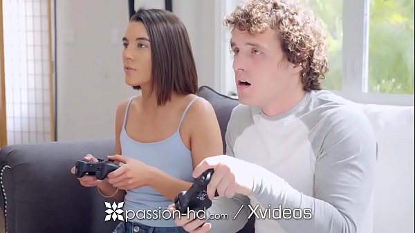 Kakak Tiri Tergila-Gila pada Kontol Besar! Bonding Intim Saat Main Game