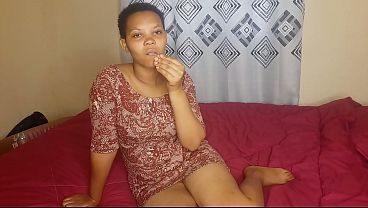 Ibu menggoda diri di kamar tidurnya, memiliki kemaluan cokelat yang menggairahkan
