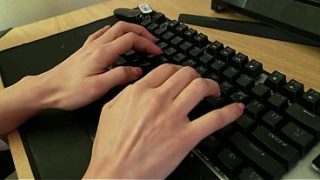Korea – Sensasi Panas di Musim Dingin: Wanita Cantik Bertelanjang Kaki di Rumah