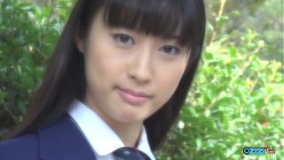 Gadis Asia manis membiarkannya menjilati memeknya di ruang ganti sebelum menghisap kontolnya