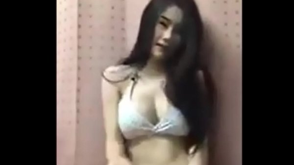 Asiática Menggoda Menggoyang Tubuh Panas di Live Stream Facebook