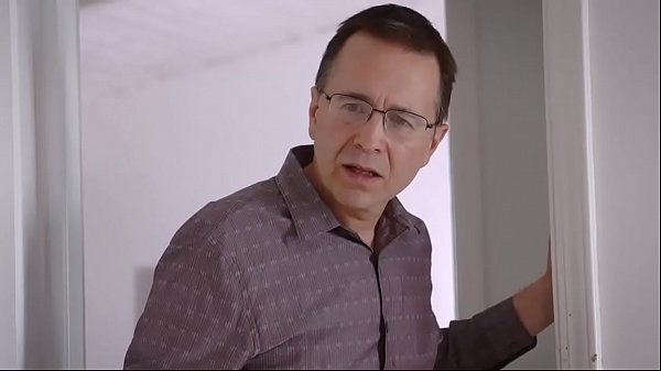 Menggoyang Ibu Tiri Seksi di Hari Ulang Tahunnya