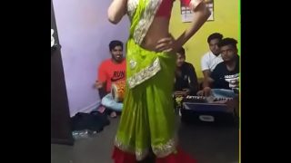 Desi bhabhi yang menggoda dengan tubuh seksi dan nafsu membara