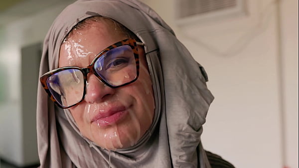 Wanita berhijab berperan sebagai cosplayer – ibu-ibu Amerika ditiduri hingga wajahnya penuh air mani