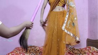 देसी भाभी घर की सफाई करते हुए देवर से चुदवाती है