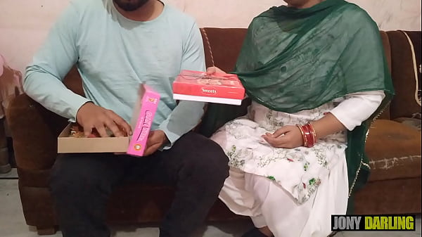 Diwali ki raat, maami ki rasili choot ke patakhe jalakar manayi ek atirikt aag ka tyohar
