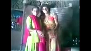Kesenangan Lesbi Desi yang Menggoda