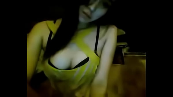 Gadis Indonesia Menggoda di Depan Kamera