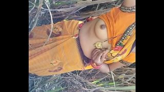 Bidadari Desa India Mengencingi Alam Terbuka dengan Gaya Menggoda