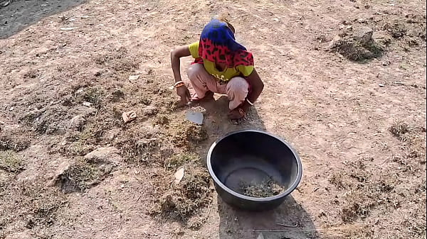 Istriku yang seksi bekerja di ladang dan ingin kurasakan nafsunya. Dia berbisik, “Bercintalah di rumah, jangan di luar.”