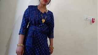 Gadis desi India yang panas dari desa merintih dalam adegan seks doggy style dengan audio Hindi yang jelas