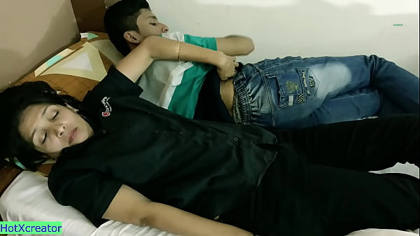 Berbagi Ranjang dengan Kakak Tiri! Bercinta Panas yang Menggoda dengan Suara Hindi