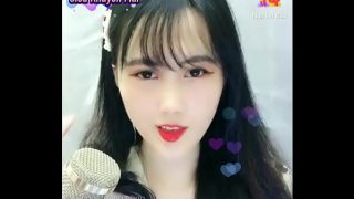 Gadis Seksi Asia Menggoda di Live Streaming Uplive