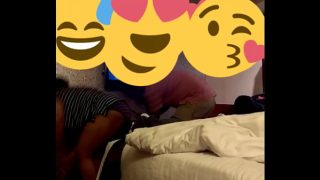 Istri seksi India menggoda tukang kabel dengan godaan panas