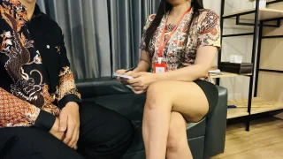 Beautiful banker who is kind to customers is willing to give free pussy