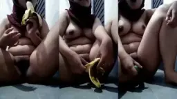 Barbie Seksi Main Jilbab dan Payudara dengan Timun dan Pisang