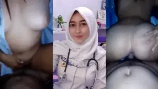 Dokter Seksi Ngentot dari Belakang Gaya Anjing