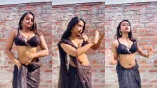 Gadis desai menggoyang tubuhnya demi tontonan yang lebih liar