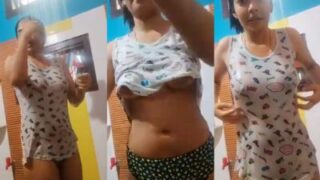 Gadis desi telanjang bugil mandi panas dan menggoda di kamar mandi