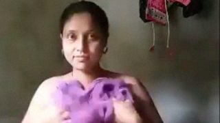 Gadis seksi curang berpose telanjang di kamar mandi