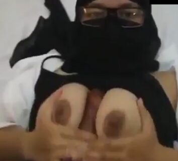 Tante Berjilbab Bercadar Menggoda dengan Rayuan Mesum