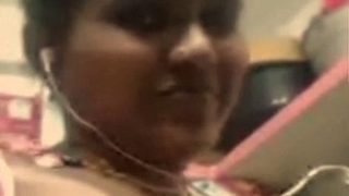 Tayangan video chat payudara Desi yang menggoda