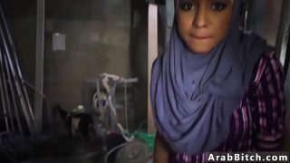 Paha Arab Montok Bergoyang di Titik Jatuhnya Pantat, 23km dari Pangkalan