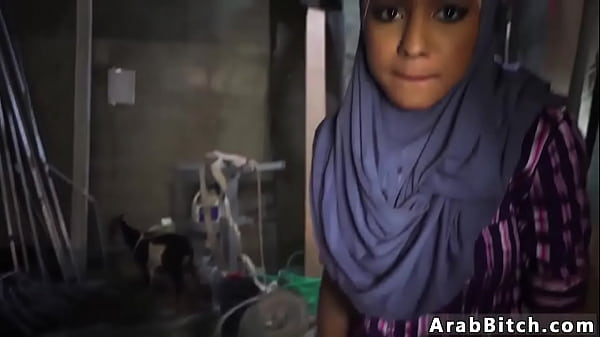 Paha Arab Montok Bergoyang di Titik Jatuhnya Pantat, 23km dari Pangkalan