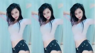 Cô gái Trung Quốc thoát hiểm gợi cảm trên mái nhà rực lửa