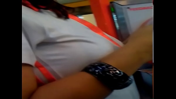 Payudara montok Desi menonjol di balik kaos ketat