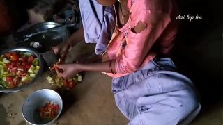 Istri terbaik menggoda di dapur, bikin panas sambil masak