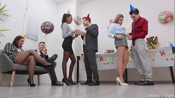 Pesta Memek di Kantor – Tina Fire dan Irina Cage / Tonton Full di Brazzers