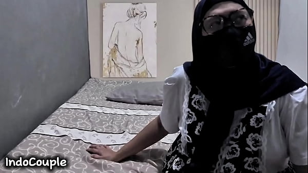 Istri seksi Indonesia tengah asyik bercinta anal dengan kekasih gelapnya
