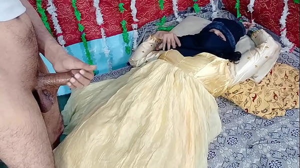 Gadis India berpakaian kuning, pussy-nya ditusuki penis besar hingga merintih-rintih di video porno India
