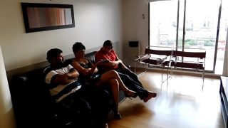 Tidak Ada Acara Seru di TV, Jadi Aku Selesaikan dengan Tukang Ledeng dan Teman Suamiku, Kami Beraksi Gila-Gilaan