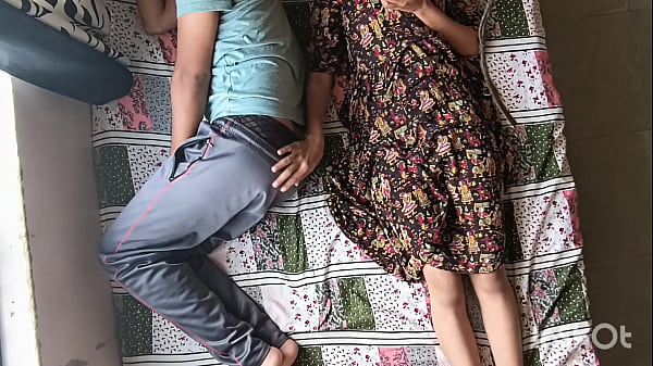 Desi bhabhi Shivani menggoda devar yang tertidur lalu menungganginya dengan pose Amazon yang panas.