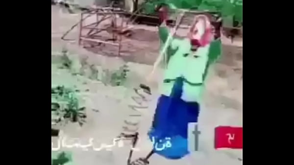 Wanita terbang dengan teks Arab yang menggoda