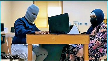 Istri berhijab yang alim ternyata doyan digoyang vibrator oleh teman kantor di belakang suami.