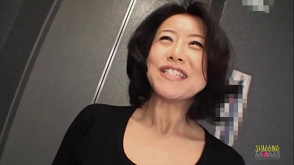 Wanita Asia matang tak sabar untuk memuaskan hasratnya dengan mainan seks di celah basahnya