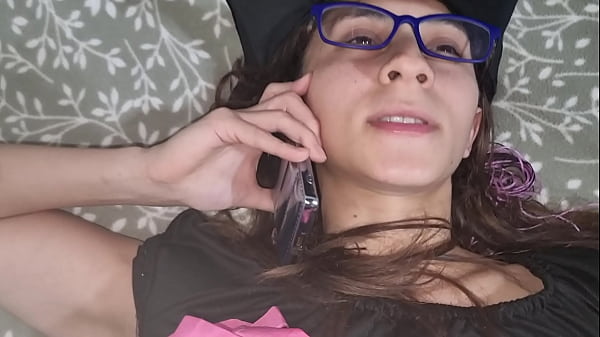 HERMANASTRA SE PONE UN COSPLAY DE BRUJA Y SU HERMANASTRO SE CORRE EN SU BOCA