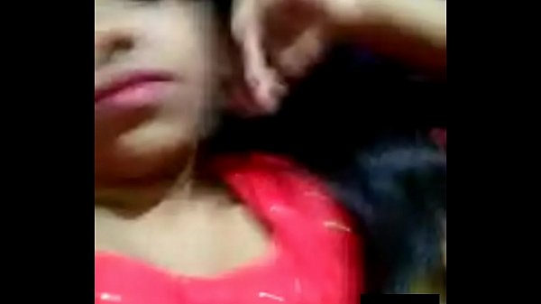 Ayesha menggoda cowok dengan gaya seksi