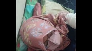 Tante Riani melahap kontol dengan penuh gairah hingga klimaks
