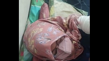 Tante Riani melahap kontol dengan penuh gairah hingga klimaks